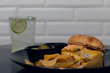 Hamburguesa de carne acompañada con papas caseras
