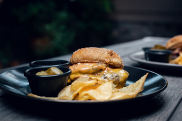 Hamburguesa de carne acompañada con papas caseras