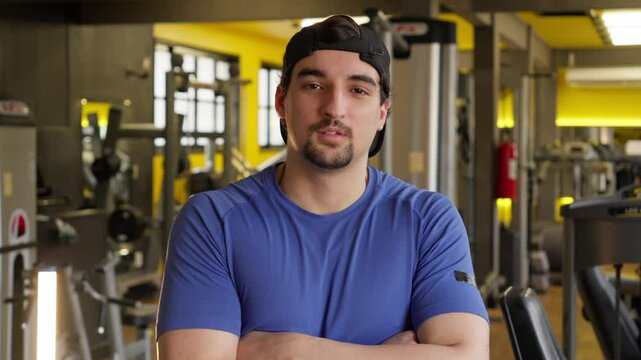 Confident fitness man with Arms Crossed. Portrait of a Man in a Gym Setting, Arms Crossed, Exhibiting Confidence and Focus on Fitness Goals