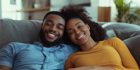 Obraz premium Black couple sitting on sofa