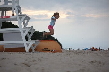 Plaża dziecko zabawa skakanie