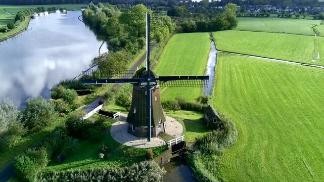 Windm&uuml;hle Windpumpe am Kanal in Holland Niederlande traditionell panorama