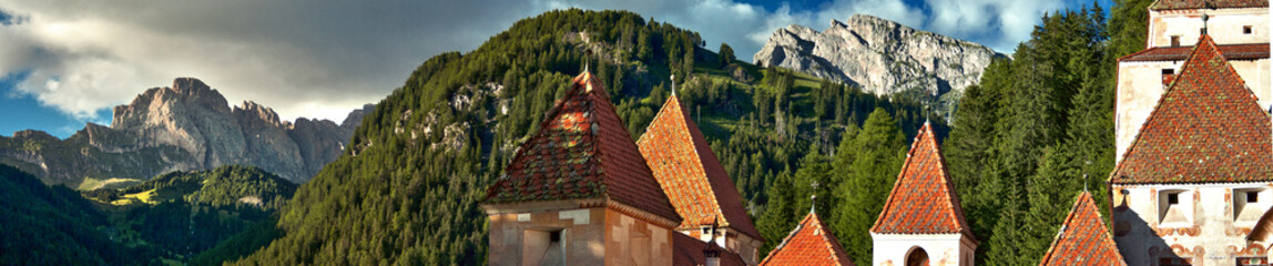 castello nelle montagne