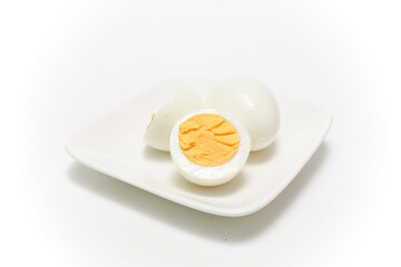白背景の皿にのせゆで卵