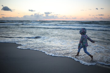 Dziecko plaża morze wakacje bieganie