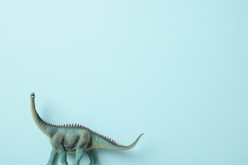 Obraz premium Brachiosaurus dinosaur toy isolated on blue background.