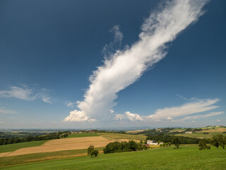 Sommerlandschaft mit sanften Hügeln und dramatischen Wolken im Mostviertel, Niederösterreich