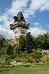 Blick auf den Uhrturm der Stadt Graz unter bewölktem Himmel