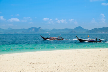 Obraz premium Long tail boat on the tropical beach in thailand