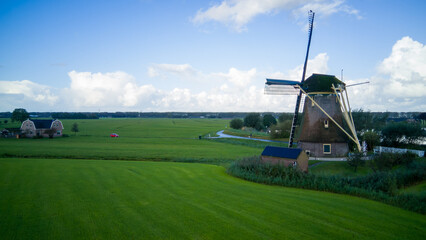 Windmühle Windpumpe am Kanal in Holland Niederlande traditionell panorama