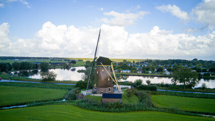 Windmühle Windpumpe am Kanal in Holland Niederlande traditionell panorama