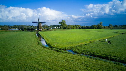 Windmühle Windpumpe am Kanal in Holland Niederlande traditionell panorama