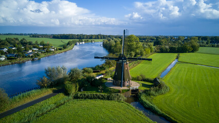 Windmühle Windpumpe am Kanal in Holland Niederlande traditionell panorama