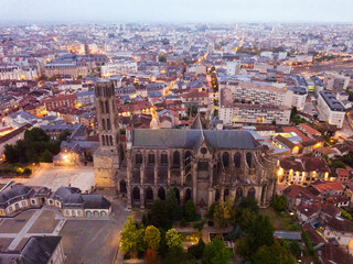 Obraz premium View of impressive Roman Catholic Cathedral of Limoges in twilight, France..
