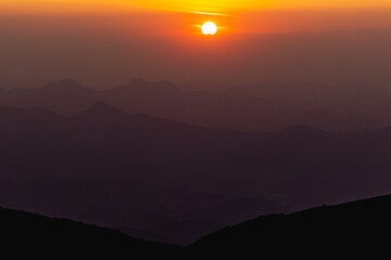 pôr do sol na cidade de Alto Caparaó, Estado de Minas Gerais, Brasil 