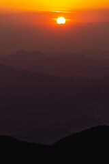 Fototapeta premium nascer do sol no alto do pico da Bandeira, na cidade de Alto Caparaó, Estado de Minas Gerais, Brasil