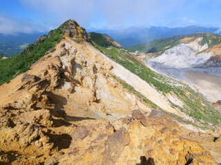 安達太良山の火口南側の稜線