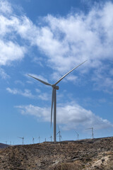 Photo wind farm in the middle of the desert with several windmills in the cloudy sky. Concept:...