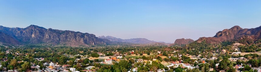 Obraz premium a city with many buildings and trees