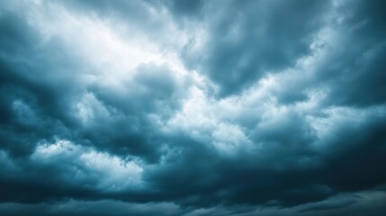 Obraz premium The sky is filled with dark clouds, creating a moody and ominous atmosphere