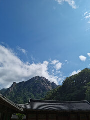 Fototapeta premium Seoraksan Mountain peak and tile roof.