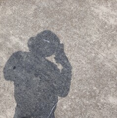 Shadow of a person taking photos with a cell phone, Sombra de una persona tomando fotografías con el celular 587