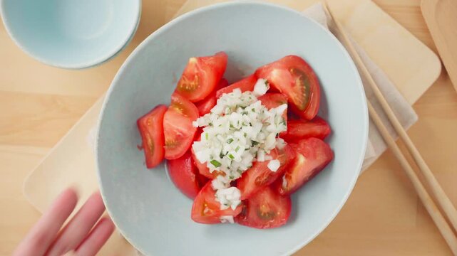 トマトと玉ねぎの和風サラダ