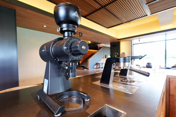 커피 원두 글라인더가 있는 주방 