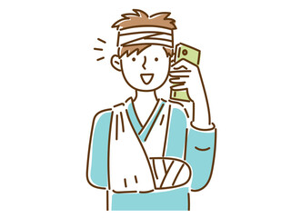 腕を骨折して、頭に包帯を巻いて笑顔で電話する若い男性