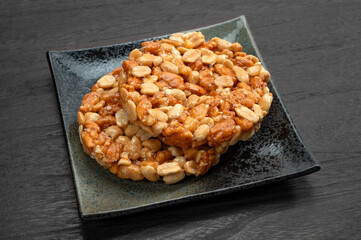 硬い和菓子の煎餅、ピーナッツ太鼓