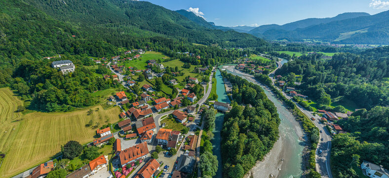 Marquartstein im Tal der Tiroler Achen in Oberbayern im Sommer