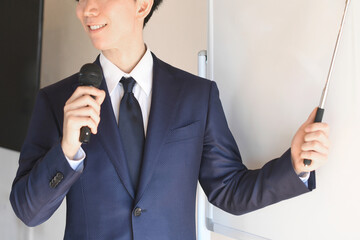 プレゼンするスーツを着た男性セミナー講師