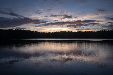 Obraz premium Lake Eacham, a tranquil crater lake in the Wet Tropics of northern Queensland, Australia