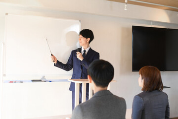 セミナーでプレゼンする男性講師と受講生