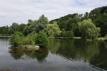 Schöner Park im Sommer in Bad Wünnenberg in Nordrhein-Westfalen