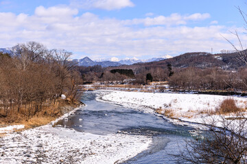 北海道平取町、沙流川の奥にそびえる幌尻岳と日高山脈【2月】