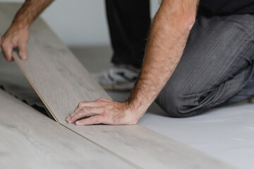 The process of installing laminate panels on the floor in the room - do-it-yourself floor repair
