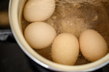 Kurze jajka gotowane na twardo we wrzącej wodzie  © Paweł Kacperek