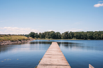 Obraz premium Großer langer Steg im See