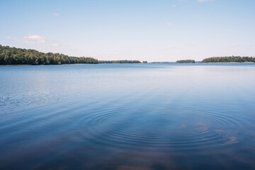 Angel Seen in Schweden. Himmel Wolkenlos und ruhiges Wasser