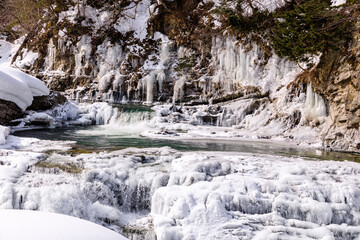 Obraz premium 北海道芦別市、雪と氷柱に覆われた冬の三段滝【2月】