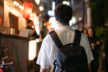 飲み屋街を歩く男性