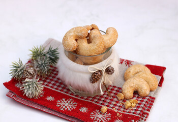 Frisch gebackene Weihnachtskekse, Vanillekipferl in einem Glas.