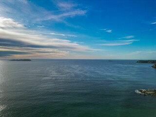 Obraz premium Serene seascape with clear blue sky and distant islands
