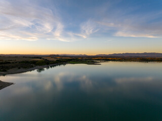 Puesta de sol en un embalse de Aragon