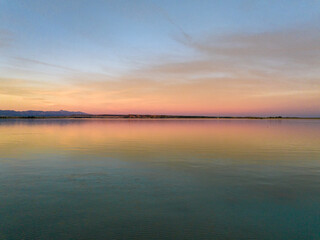 Puesta de sol en un embalse de Aragon