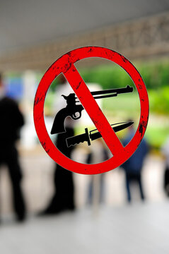 Schild  (Piktogramm): Messerverbot / Waffenverbot am Flughafen in Honduras