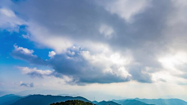 山頂にて行き交う雲