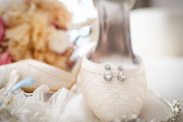 anillos, zapatos novia, preparativos, ramos, pendientes, ceremonia, bodas.