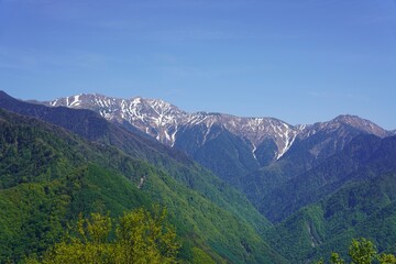 信州　大鹿村　夕立神パノラマ公園から残雪の南アルプス 荒川中岳、荒川前岳、赤石岳、小赤石岳、兎岳、聖岳を望む